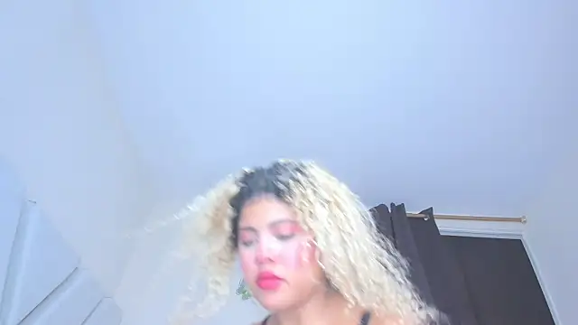 sofiacastillo01 online show from April 24, 6:32 pm