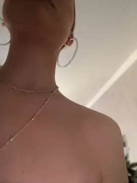 Snapshot of LoveGameSexx chatting on December 20, 9:11 am LoveGameSexx online show from December 20, 9:11 am