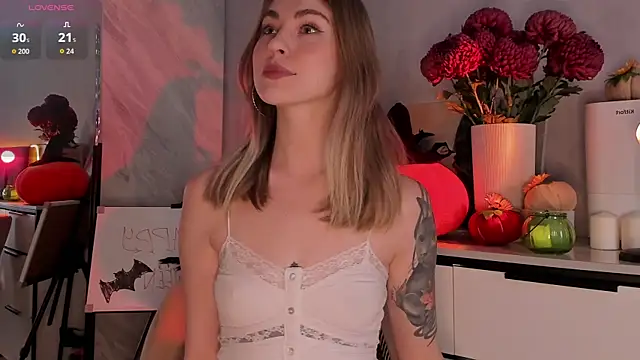 Snapshot of LoveGameSexx chatting on October 31, 9:21 am LoveGameSexx online show from October 31, 9:21 am