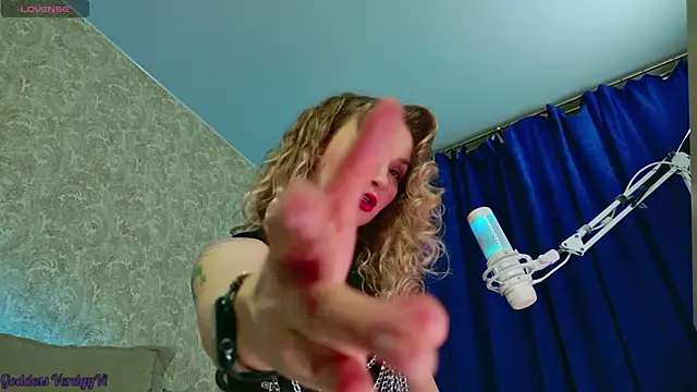 Snapshot of VerdgyMiller chatting on December 14, 7:14 am VerdgyMiller online show from December 14, 7:14 am