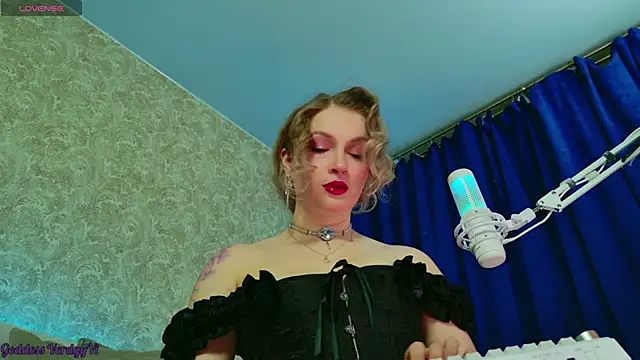 Snapshot of VerdgyMiller chatting on December 16, 7:35 am VerdgyMiller online show from December 16, 7:35 am