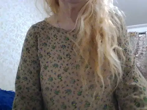 Snapshot of CarlyTreat chatting on December 1, 3:06 pm CarlyTreat online show from December 1, 3:06 pm