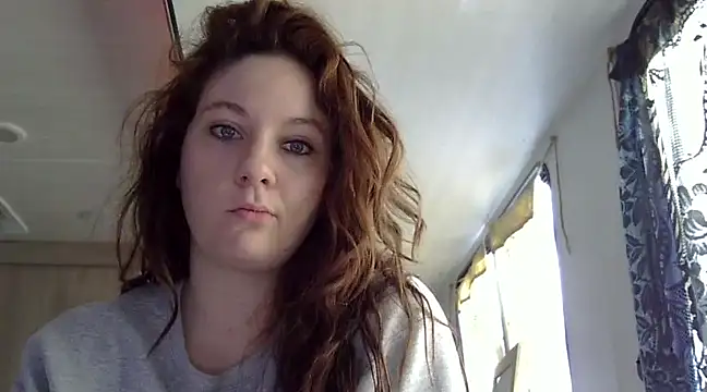 Snapshot of emerieskye20 chatting on February 2, 3:39 pm emerieskye20 online show from February 2, 3:39 pm