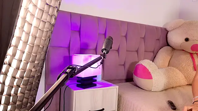 Snapshot of SophiaKarson chatting on June 15, 6:10 pm SophiaKarson online show from June 15, 6:10 pm