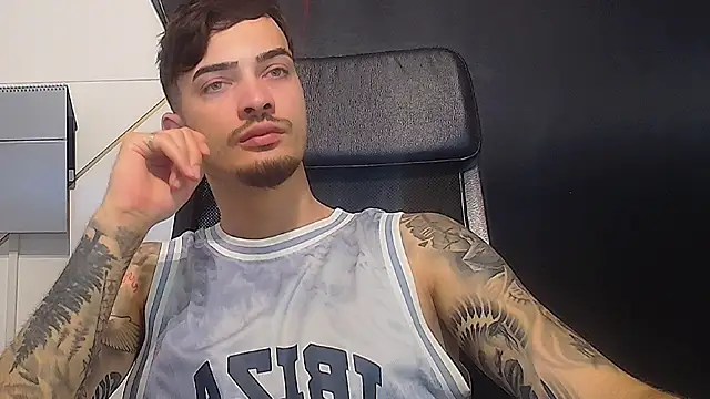 Snapshot of BrandonTate chatting on June 17, 4:48 am BrandonTate online show from June 17, 4:48 am
