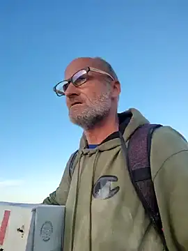 Snapshot of FloppyPickle4u chatting on February 11, 12:59 am FloppyPickle4u online show from February 11, 12:59 am