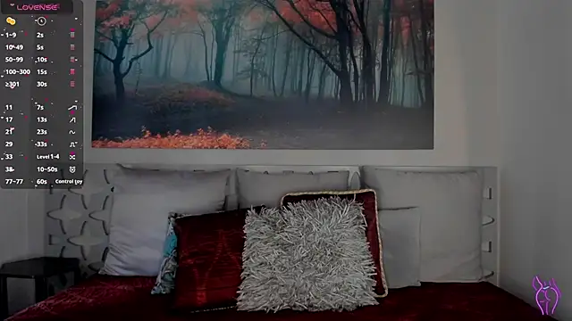 LunaRuso online show from March 8, 8:03 pm