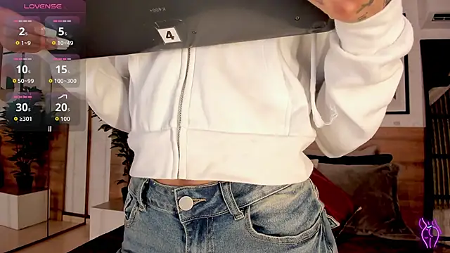 LunaRuso online show from October 3, 8:06 pm