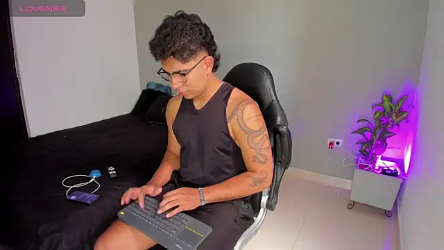 Snapshot of valentino_santoss chatting on May 23, 3:16 pm valentino santoss online show from May 23, 3:16 pm