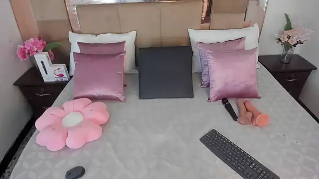 LizBrook online show from March 11, 7:31 pm