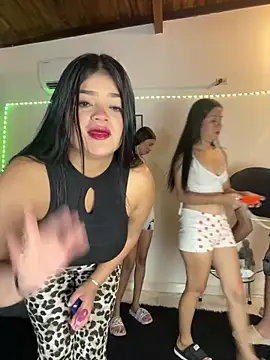 Snapshot of royalgirls_x chatting on November 15, 1:14 am royalgirls x online show from November 15, 1:14 am