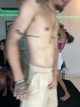 Snapshot of royalgirls_x chatting on November 16, 1:11 am royalgirls x online show from November 16, 1:11 am