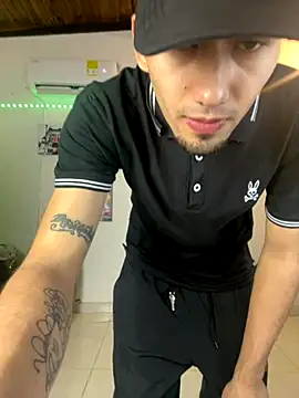 Snapshot of royalgirls_x chatting on November 27, 1:40 am royalgirls x online show from November 27, 1:40 am