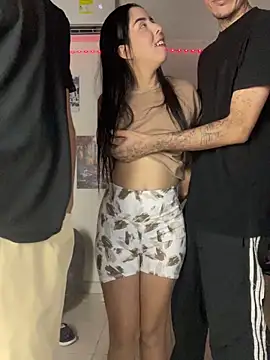 Snapshot of royalgirls_x chatting on November 28, 1:19 am royalgirls x online show from November 28, 1:19 am