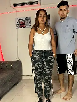 Snapshot of royalgirls_x chatting on December 2, 1:33 am royalgirls x online show from December 2, 1:33 am