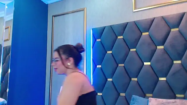 ThaniaJones online show from November 8, 12:05 pm