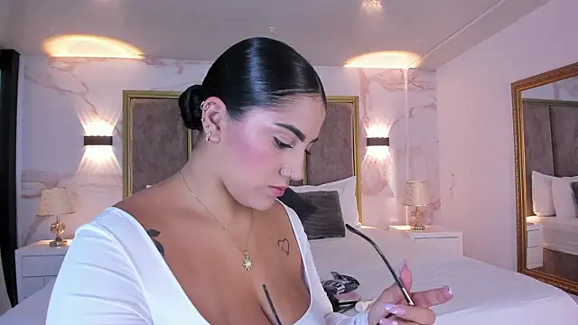 PaulinaDuarte online show from May 7, 11:48 am