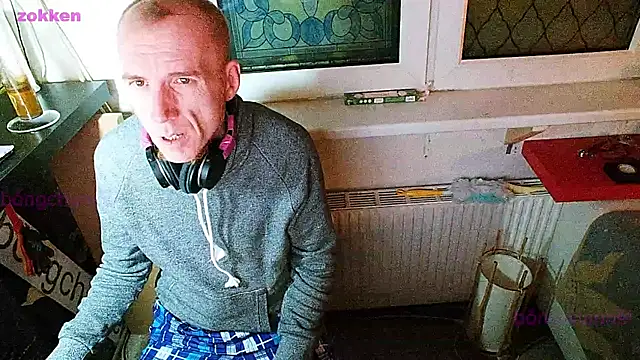 Snapshot of BongChannel chatting on January 6, 10:05 pm BongChannel online show from January 6, 10:05 pm