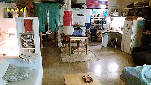 Snapshot of BongChannel chatting on January 11, 9:04 pm BongChannel online show from January 11, 9:04 pm