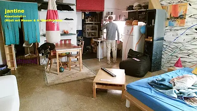 Snapshot of BongChannel chatting on January 12, 6:27 pm BongChannel online show from January 12, 6:27 pm