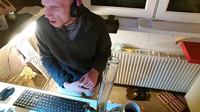 Snapshot of BongChannel chatting on January 13, 2:18 am BongChannel online show from January 13, 2:18 am