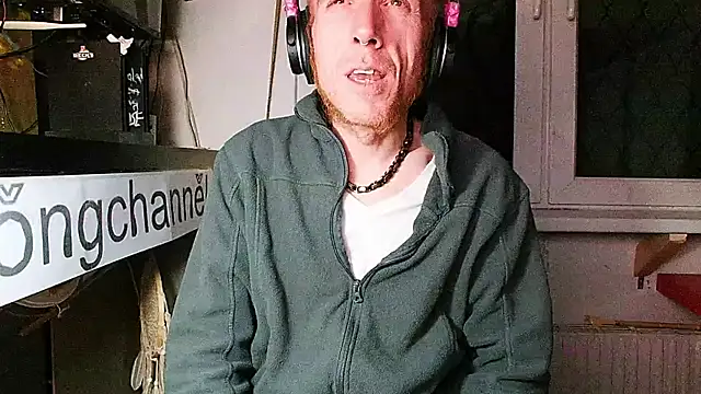 Snapshot of BongChannel chatting on January 24, 4:27 am BongChannel online show from January 24, 4:27 am