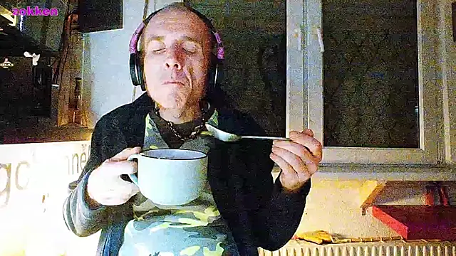 Snapshot of BongChannel chatting on January 26, 9:40 pm BongChannel online show from January 26, 9:40 pm