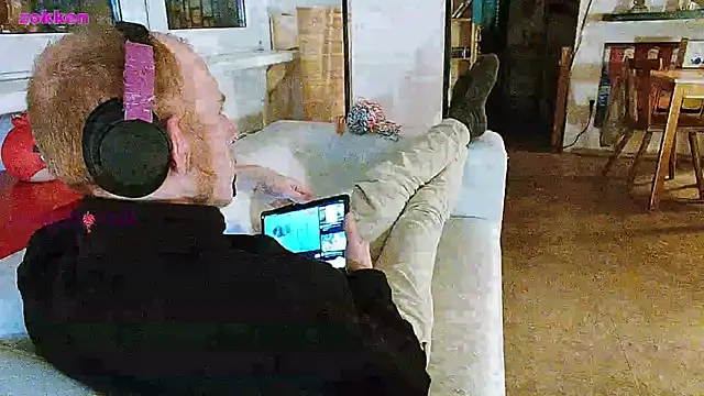 Snapshot of BongChannel chatting on January 28, 8:04 pm BongChannel online show from January 28, 8:04 pm