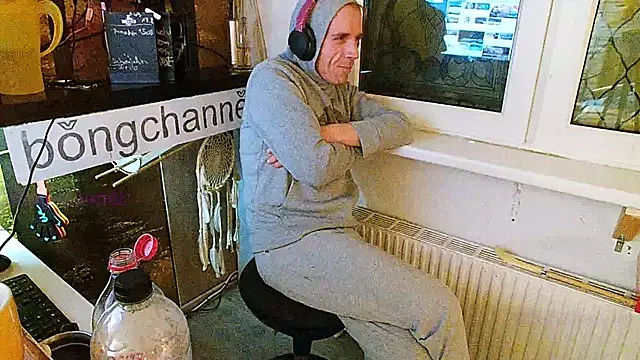 Snapshot of BongChannel chatting on February 4, 2:28 am BongChannel online show from February 4, 2:28 am