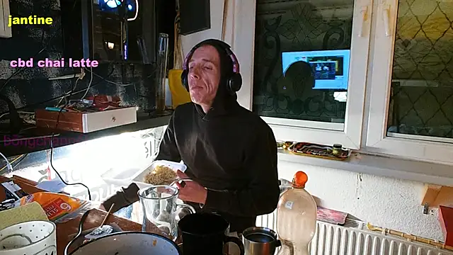 Snapshot of BongChannel chatting on March 7, 9:48 pm BongChannel online show from March 7, 9:48 pm