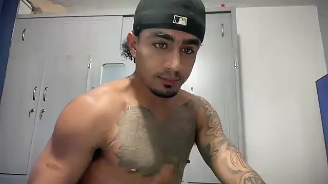 Snapshot of dominic_brandd23 chatting on June 19, 3:55 am dominic brandd23 online show from June 19, 3:55 am