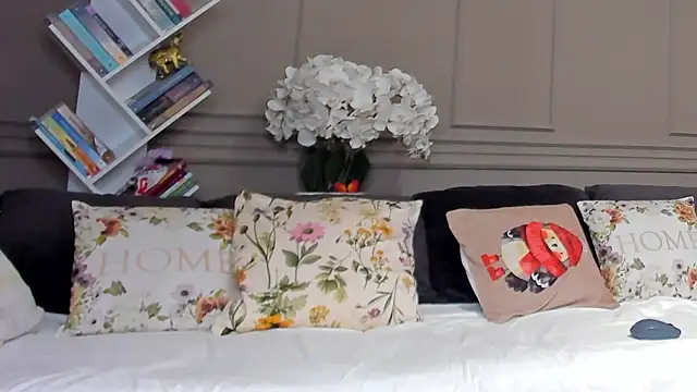 Deliciouslips online show from November 4, 2:05 pm