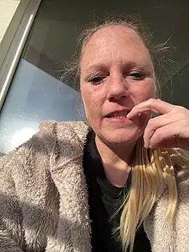 Snapshot of MoniqueLaFee chatting on February 19, 2:24 pm MoniqueLaFee online show from February 19, 2:24 pm