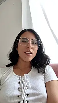 Snapshot of DaraBeckett chatting on May 3, 8:48 pm DaraBeckett online show from May 3, 8:48 pm