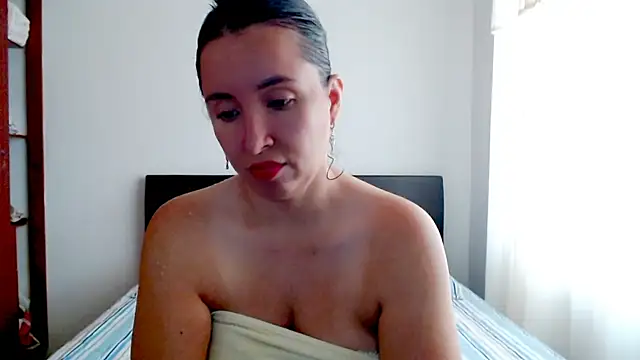 Snapshot of emely_sexx20 chatting on December 4, 2:48 pm emely sexx20 online show from December 4, 2:48 pm