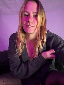 selenaluvv online show from February 10, 4:00 pm