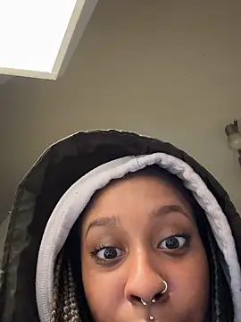 Snapshot of Your_Paris chatting on February 4, 7:22 pm Your Paris online show from February 4, 7:22 pm
