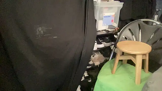 Snapshot of MoreFunSpun chatting on December 6, 1:33 pm MoreFunSpun online show from December 6, 1:33 pm