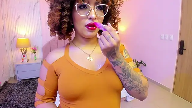 MadelaineJones online show from June 21, 1:03 pm