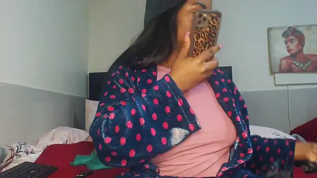 Snapshot of Fiercefoxxy chatting on June 23, 6:39 pm Fiercefoxxy online show from June 23, 6:39 pm
