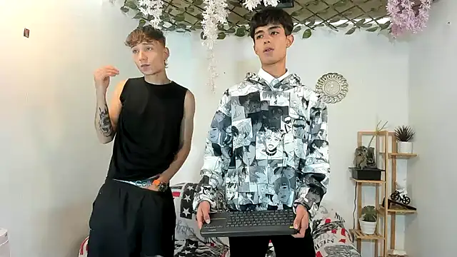 oliverhot2005 online show from November 4, 7:57 pm