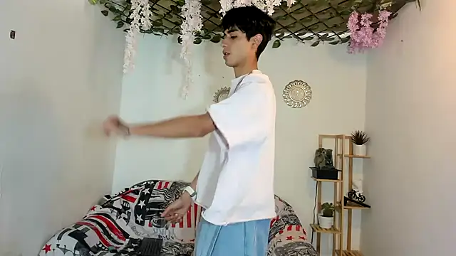 oliverhot2005 online show from December 4, 8:17 pm