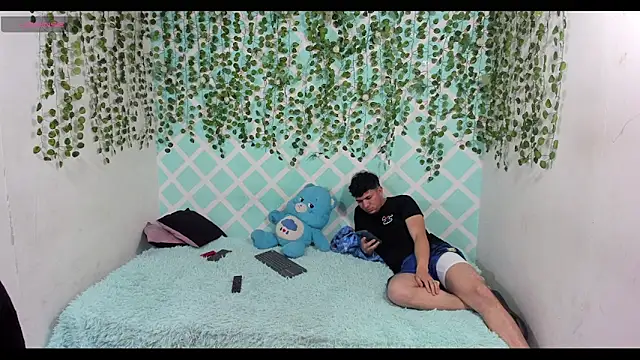 oliverhot2005 online show from December 5, 7:43 pm