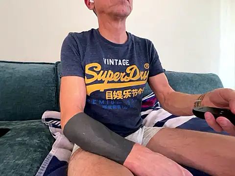 Snapshot of mouser21212 chatting on January 12, 9:42 pm mouser21212 online show from January 12, 9:42 pm