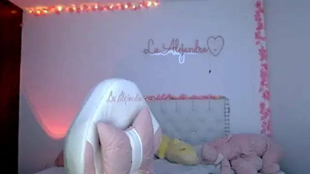 Snapshot of alee_lenoxx chatting on July 7, 7:23 am alee lenoxx online show from July 7, 7:23 am
