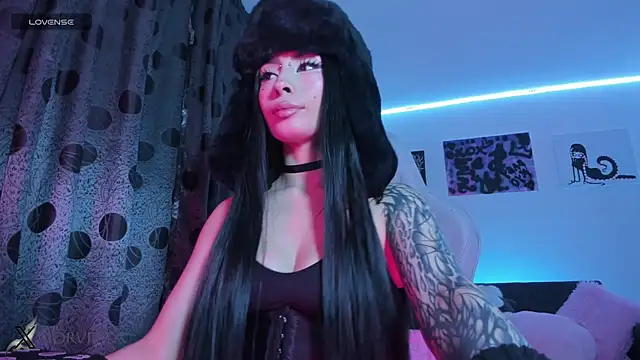 Snapshot of satanbabee chatting on November 16, 1:33 am satanbabee online show from November 16, 1:33 am