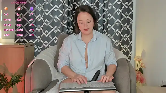 alyjonesoficiall online show from May 2, 6:46 pm