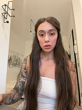 Snapshot of emiliasommer chatting on June 4, 5:52 pm emiliasommer online show from June 4, 5:52 pm