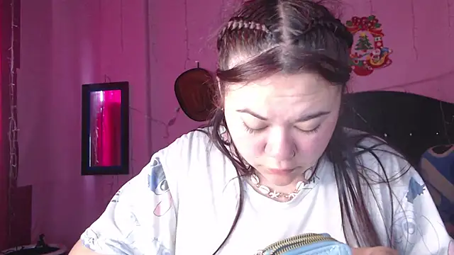 NikkiRous  online show from December 4, 1:31 pm