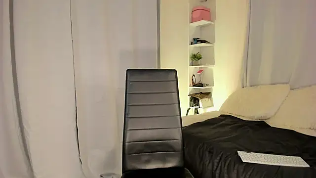 Snapshot of cami_cruzz chatting on July 7, 8:35 pm cami cruzz online show from July 7, 8:35 pm